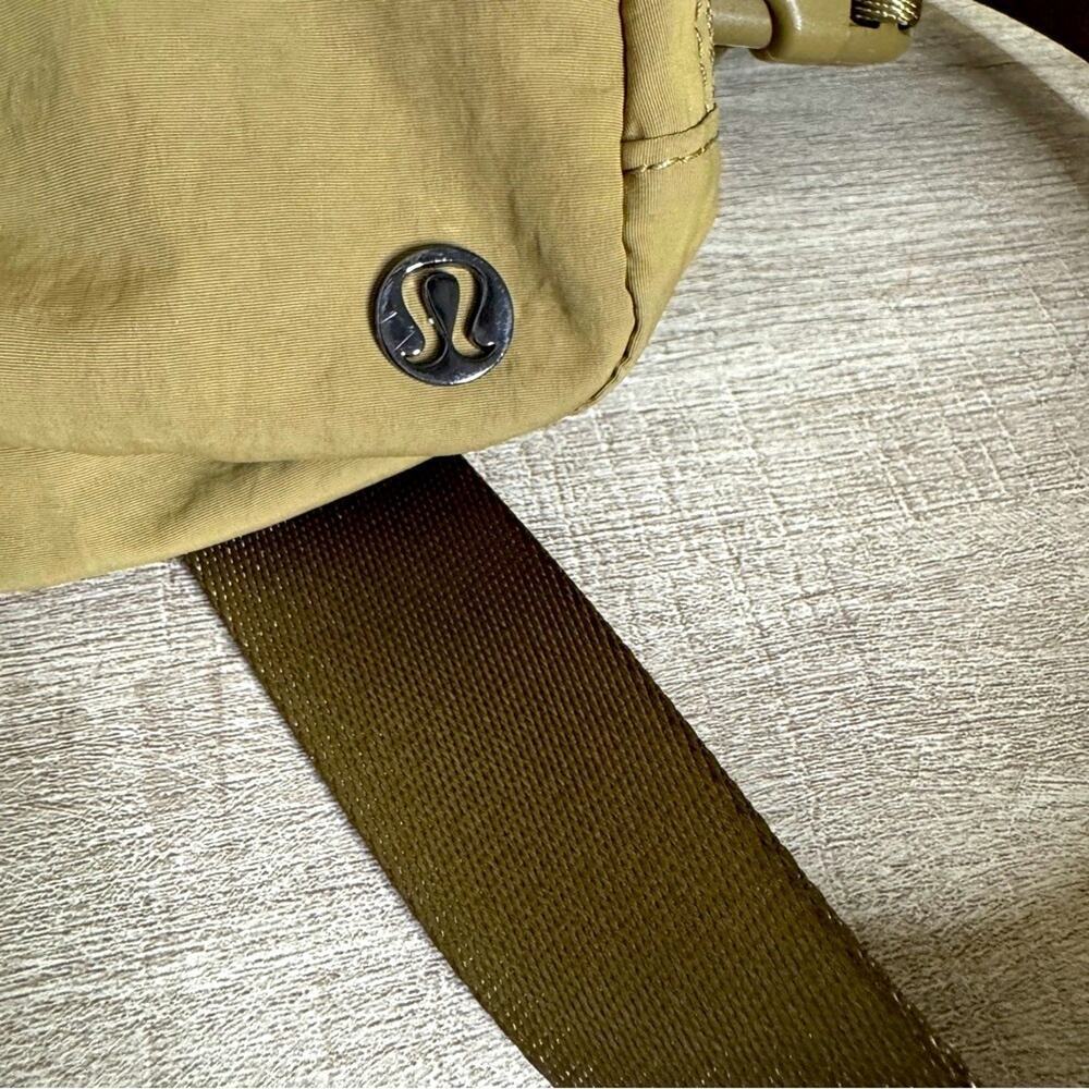 Lululemon Everywhere Belt Bag Artifact RARE - Picture 4 of 4